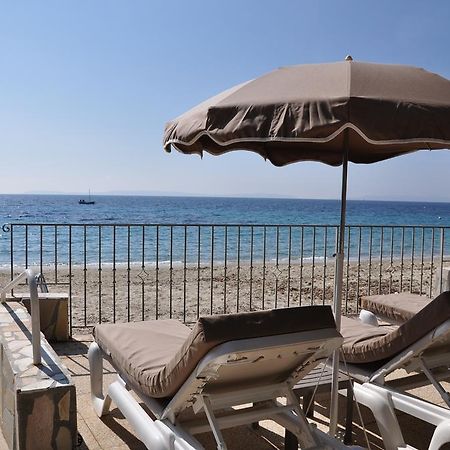 Hotel De La Plage Le Lavandou Exterior foto